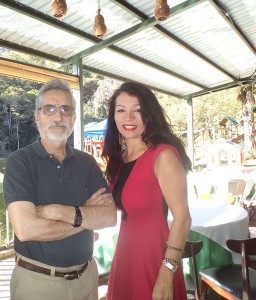 El empresario e historiador, Edy Kuhl y Amanda Ospina, en el restaurante del Hotel Ecológico, Selva Negra, en Matagalpa.