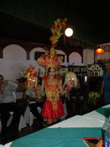 La actriz y presentadora de televisión, Maria Ángeles Cuarezmo durante su presentación a la comitiva de TVMAS encabezada por Amanda Ospina. Esta presentación fue ofrecida por la alcaldía y cultura de Tipitapa en el restaurante Entre Rios en Tipitapa de propiedad de Luis Alberto Área y considerado el mejor en la especialización del pescado a la Tipitapa.  Nosotros en TVMAS lo podemos confirmar. Delicioso.