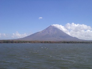 Uno de los imponentes Volcanes  de Ometepe. Ometepe es una Isla y  también está allí el volcán concepción es uno y el otro es Maderas. Repleto de bellezas y los hoteles ecológicos que abundan en toda la región.